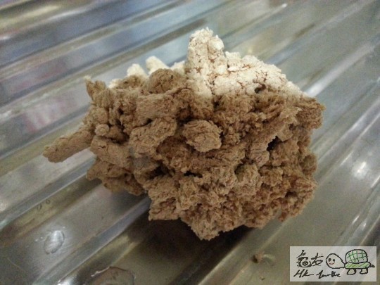 底材濕後便成固體，方便清理
